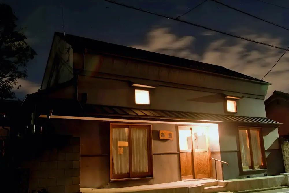 夜のあ蔵の外観。蔵をリノベーションした、落ち着いたたたずまい。